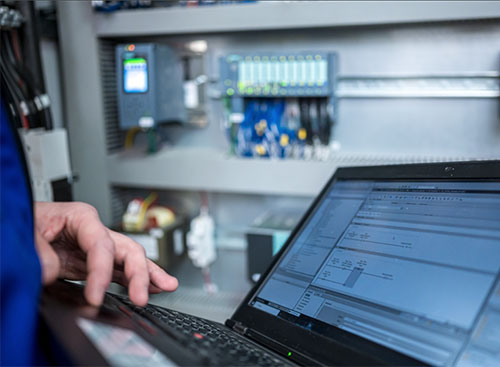 Modernisierung der industriellen Steuerung mit SoftPLCs und einheitlichem Edge-Management